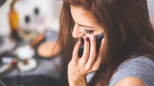 כיצד להאזין לשיחות טלפון סלולריות של מישהו מרחוק